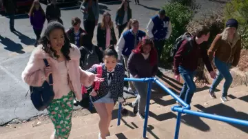Le manteau en fourrure rose porté par Magnolia Barnard (Erinn Westbrook) dans Insatiable S01E05
