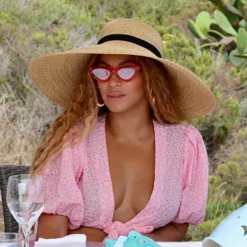 Les lunettes de soleil rouges Le Specs + Adam Selman de Beyoncé sur le compte instagram de @beyonce