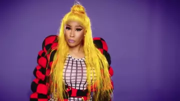Le blouson à damiers rouge et noir Christian Cowan de Nicki Minaj dans le video clip Barbie Dreams