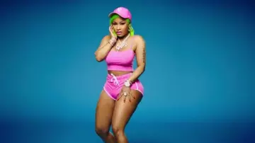 La casquette rose fluo New Era de Nicki Minaj dans le video clip Barbie Dreams