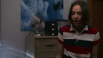 Casey Gardner (Brigette Lundy-Paine) à rayures rouges et bleu marine polo comme on le voit dans Atypiques S02E09