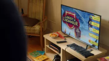 The book Anatole Latuile: C'est parti! 1 as seen in Jack Ryan S01E03