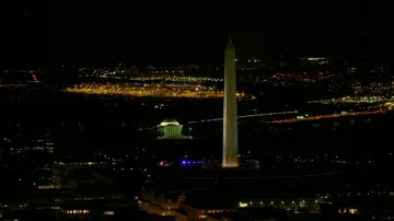 Le Washington Monument et le Thomas Jefferson Memorial de Washington DC dans la série Jack Ryan S01E06