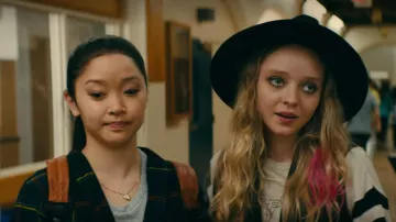 Chris (Madeleine Arthur)' black velvet hat worn in To All The Boys I've Loved Before
