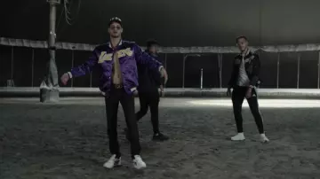 Le bomber violet Lakers de Soolking dans le vidéo clip Dalida