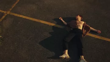 Les sneakers Nike Air Max Plus blanches de Christine and the Queens dans son video clip Doesn't matter (Voleur de soleil)