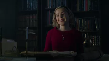 The lightweight sweater turtleneck red Sabrina Spellman (Kiernan Shipka) in The new adventures of Sabrina S01E01