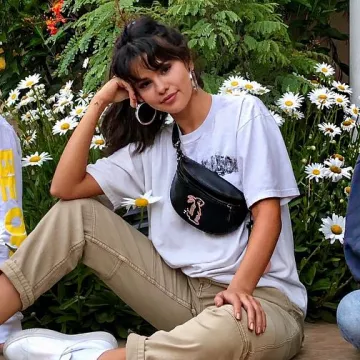 The fanny pack Coach pattern Rabbit of Selena Gomez on his instagram @selenagomez