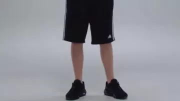 Les sneakers Nike Air Max 95 OG noires portées par Vald dans son clip Désaccordé