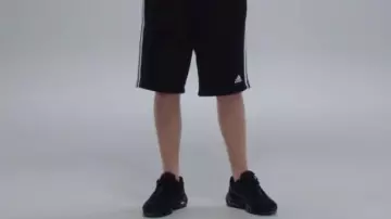 Les sneakers Nike Air Max 95 OG noires portées par Vald dans son clip Désaccordé