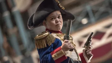 Le costume napoléonien de Tom Thumb (Sam Humphrey) dans The Greatest Showman