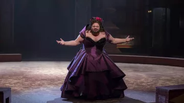 Vestido morado usado por Lettie Lutz, la dama barbuda (Keala Settle) como se ve en The Greatest Showman