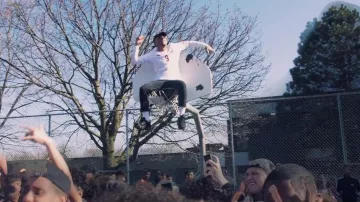 Les sneakers noires Nike Air de Mister V dans son video clip BTP