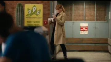 Le trench coat beige porté par Claire Dearing (Bryce Dallas Howard) dans Jurassic World : Fallen Kingdom
