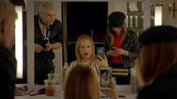 La bolsa de la cámara marc jacobs de Mallory (Billie Lourd) en American Horror Story S08E01