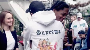 Le sweatshirt Supreme blanc de Nekfeu dans son clip On Verra