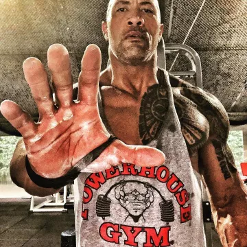 PowerHouse Gym grey réservoir porté par Dwayne Johnson sur l'Instagram account @therock
