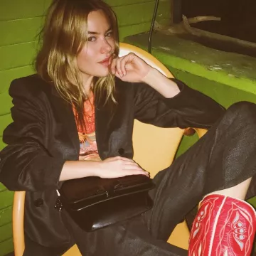 The bag flap with closure node Vara and hardware bronze gun of Camille Rowe-Pourcheresse on the account instagram @fingermonkey