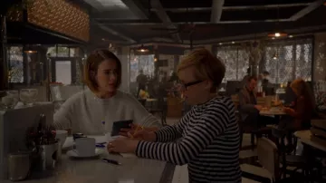 Suéter mixto de lana de Allyson Mayfair-Richards (Sarah Paulson) en American Horror Story S07E01