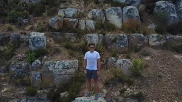 Black sunglasses of Casey Neistat in the music video "My addiction"