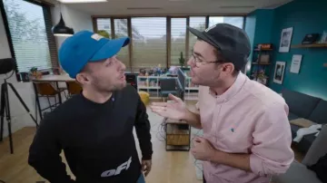 Le hoodie noir Off White porté par Squeezie dans sa video Tu perds = on regarde tes photos dossier