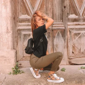 The sneaker platform Converse Chuck Taylor printed scottish /Burberry Romy on his account Instagram