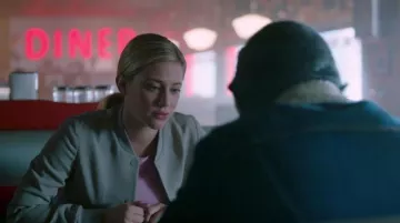 The bomber jacket bomber beige of Betty Cooper (Lili Reinhart) in Riverdale S02E05