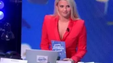 Le blazer rouge de Kelly Vedovelli dans Touche Pas à Mon Poste du 14/09/18