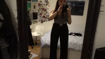 Los pantalones negros de IAMGIA que lució Clara Marz en su video de YouTube "Hello"