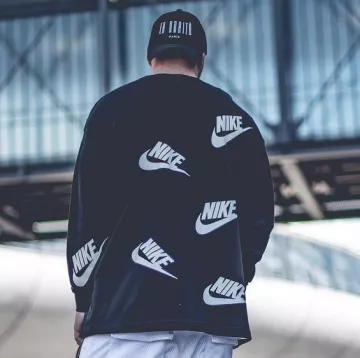 La sudadera negra de Nike con estampados del logotipo de Noah Bach aka Nokiibah en su cuenta de Instagram @nokiibah