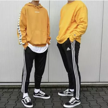Le sweatshirt à capuche orange Adidas Originals sur le compte @streetwearxpo