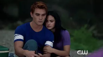 Camiseta azul de Archie Andrews (K.J. Apa) con mangas a rayas blancas en Riverdale (S03)