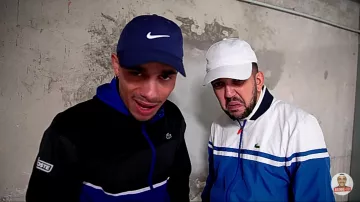 La veste de jogging Lacoste noire et bleue de Mister V sur sa chaîne Youtube
