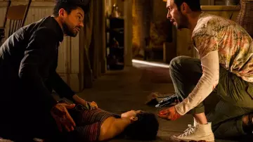 Les sneakers Converse blanches portées par Cassidy (Joseph Gilgun) dans Preacher S02E13