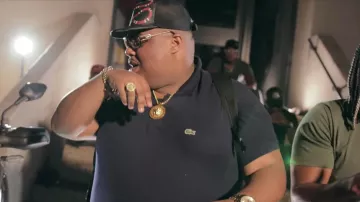 The cap Gucci to snakes Naza in his clip It goes (feat. Alonzo)