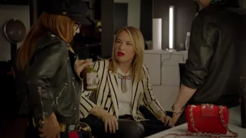 Blazer a rayas usado por Coco St. Pierre Vanderbilt (Leslie Grossman) en American Horror Story Apocalypse S08E01