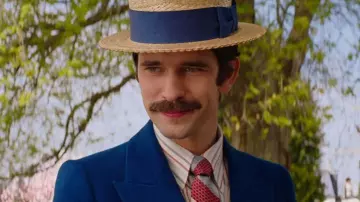 Le canotier à ruban bleu de Michael Banks (Ben Whishaw) dans Le Retour de Mary Poppins