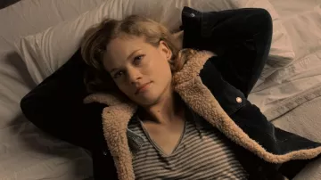 Chaqueta negra forrada de oveja de Jackie Torrance (Jane Levy) en Castle Rock temporada 1