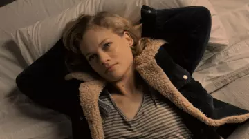 La veste noire doublée mouton de Jackie Torrance (Jane Levy) dans Castle Rock saison 1
