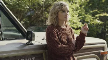 Suéter de lana marrón de Jackie Torrance (Jane Levy) en Castle Rock