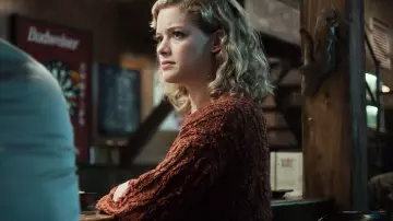 Le pull en laine marron de Jackie Torrance (Jane Levy) dans Castle Rock saison 1