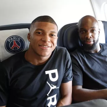 The Nike t-shirt black Jordan x PSG carried by Kylian Mbappé on his account Instagram @k. mbappe