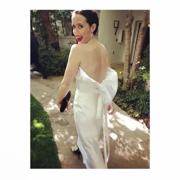 El vestido blanco de Calvin Klein con nombramiento de Claire Foy durante los Premios Emmy 2018