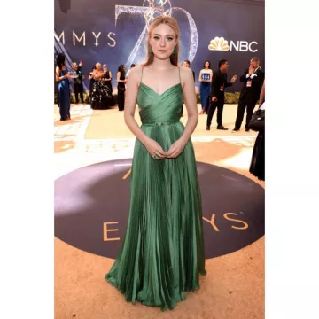 La robe verte Dior de Dakota Fanning aux Emmy Awards 2018