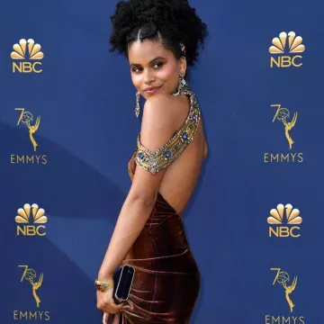 La robe en velours Ralph Lauren de Zazie Beetz pendant les Emmy Awards 2018
