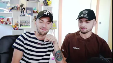 Casquette noire New York porté par Squeezie dans la vidéo "J'ai rencontré mon sosie !"