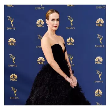 La robe noire à plumes Oscar de la Renta de Sarah Paulson lors des Emmy Awards 2018