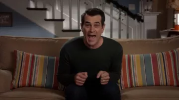 La t-shirt de Phil Dunphy (Ty Burrell) dans Modern Family (S08E09)