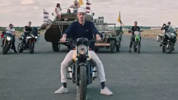 Calcetines altos a rayas de Romeo Elvis en el clip de 1000°C de Lomepal