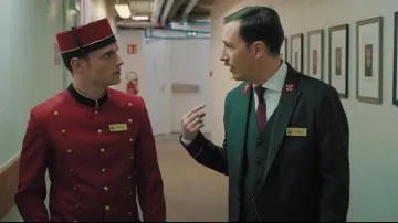 Uniforme de botones de William (Jérôme Niel) en la serie Groom